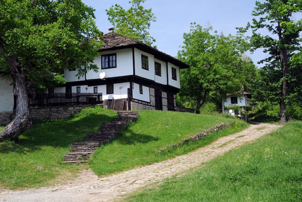 Traditioneel wit huis in het dorp Bozhentsi (Bulgarije) puzzel online van foto