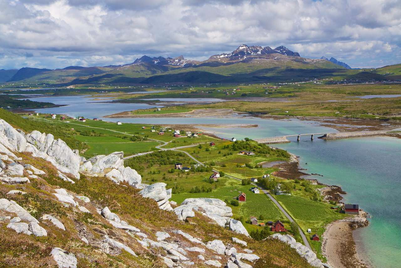 Groen panorama van de Lofoten-eilanden (Noorwegen) online puzzel