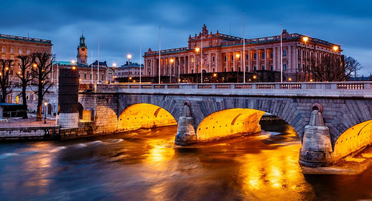 Riksdagens byggnad och norra bron i Stockholm (Sverige) Pussel online