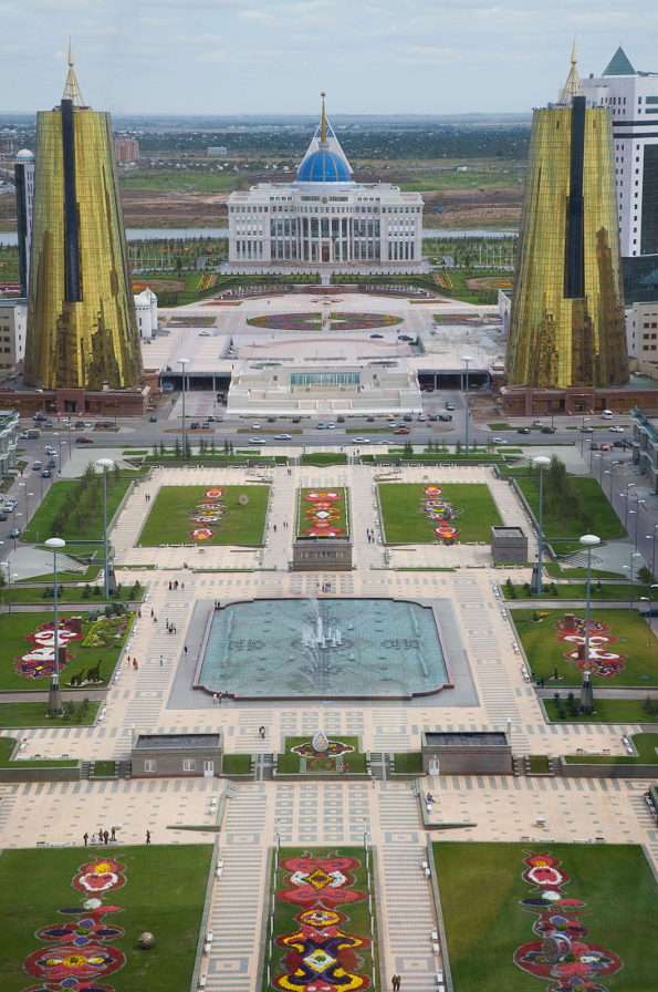 Uitzicht op Astana vanaf de uitkijktoren Bayterek (Kazachstan) online puzzel