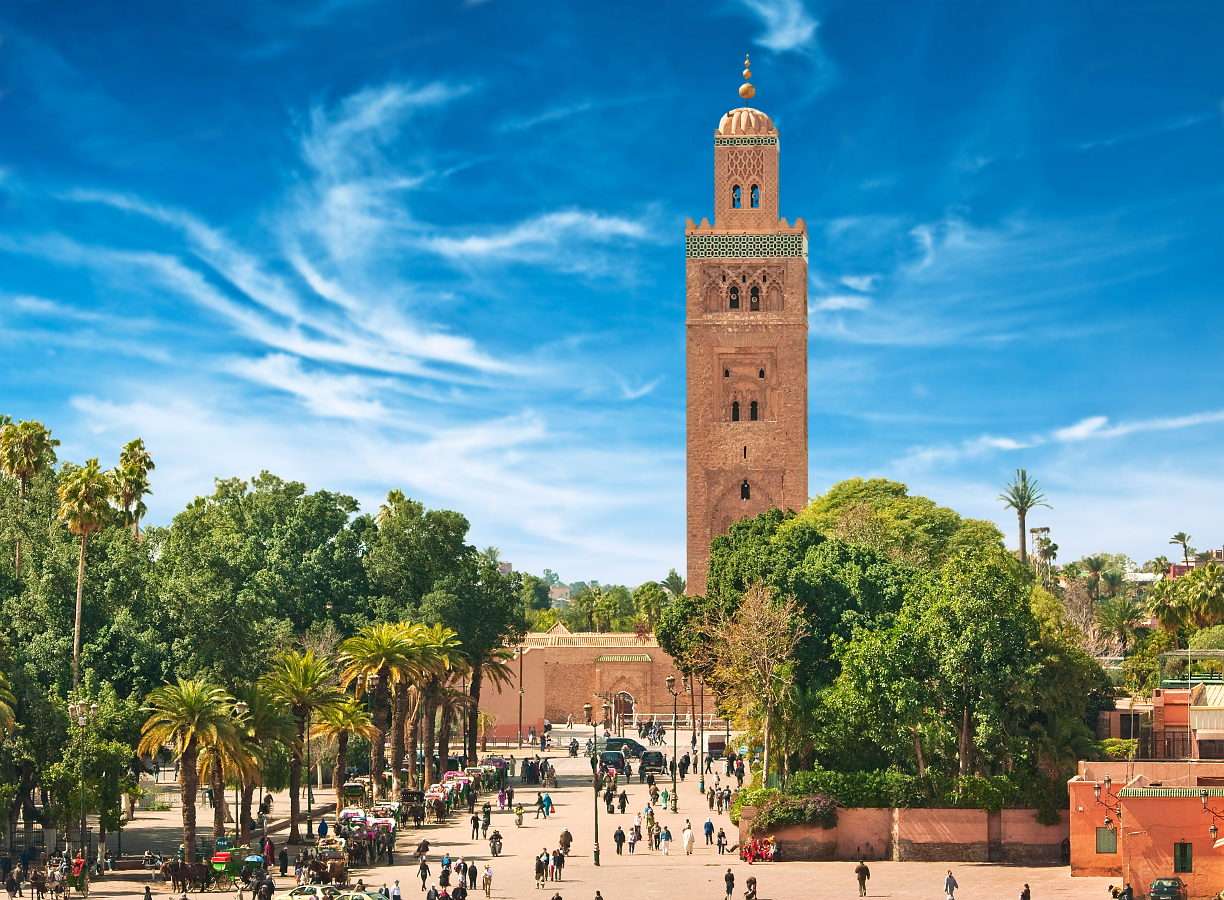 Κεντρική πλατεία με το Τζαμί Kutubiyya στο Μαρακές (Μαρόκο) online παζλ