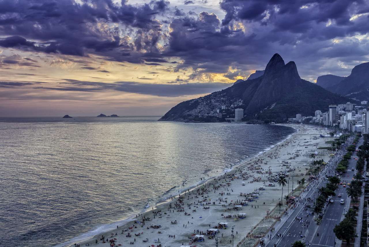 Ηλιοβασίλεμα στην παραλία Ipanema στο Ρίο ντε Τζανέιρο (Βραζιλία) online παζλ