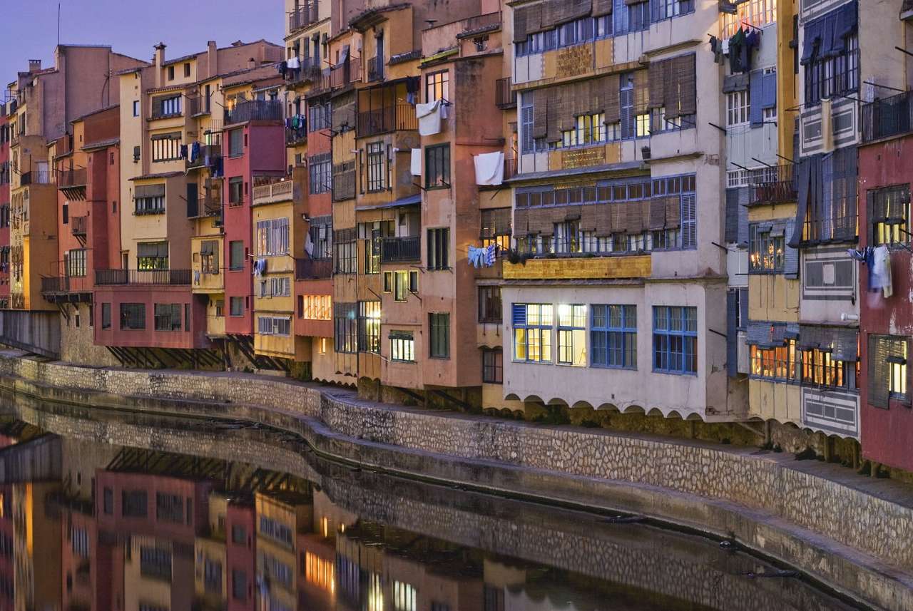 Byggnader vid floden Onyar i Girona (Spanien) Pussel online