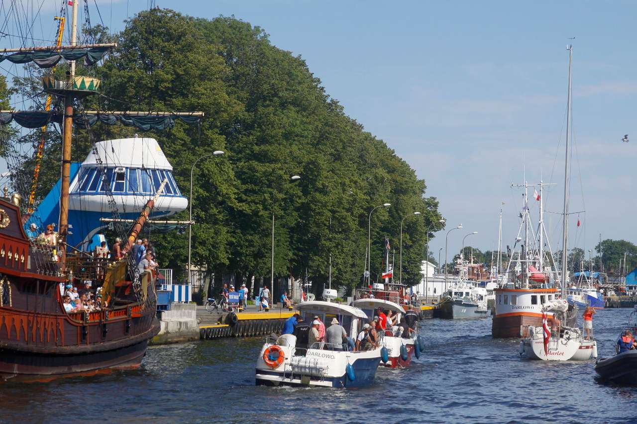 A Darłowo (Lengyelország) kikötőjébe belépő hajók és jachtok puzzle online fotóról
