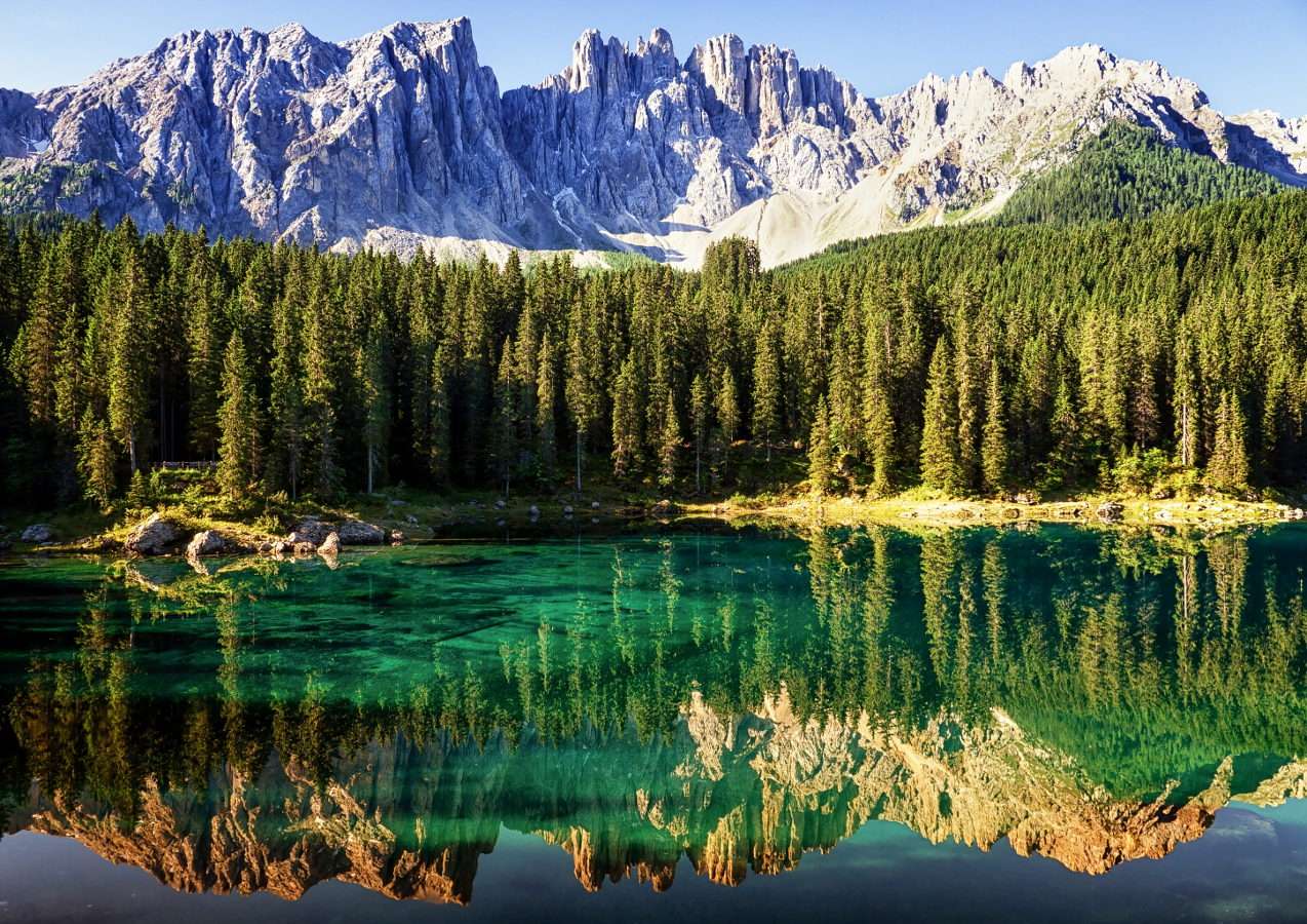 Lago Carezza en los Dolomitas (Italia) rompecabezas en línea