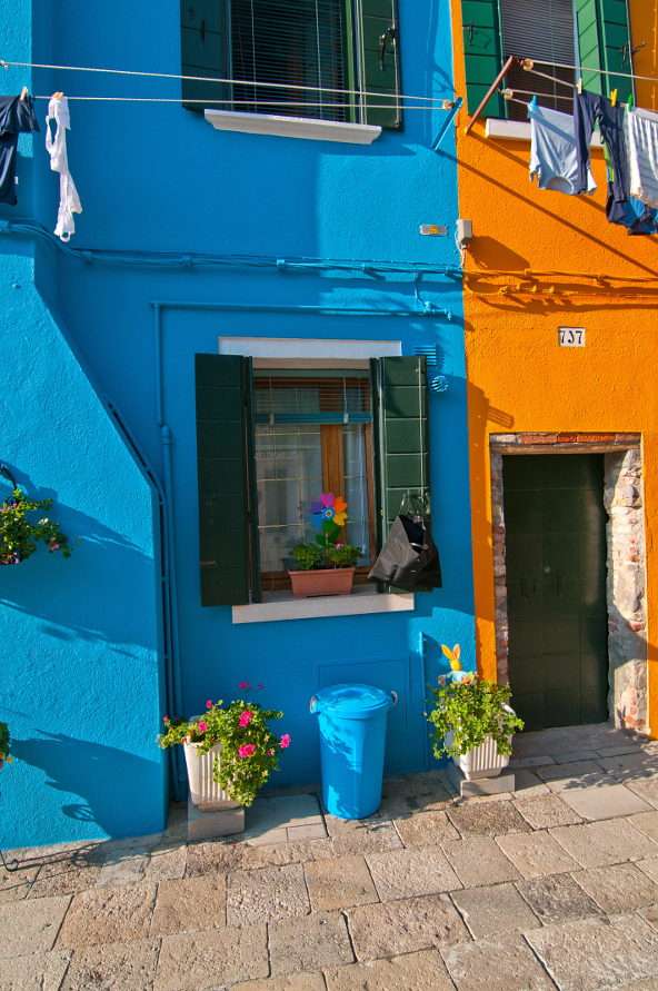 Fasader av färgglatt hus i Burano (Italien) pussel online från foto