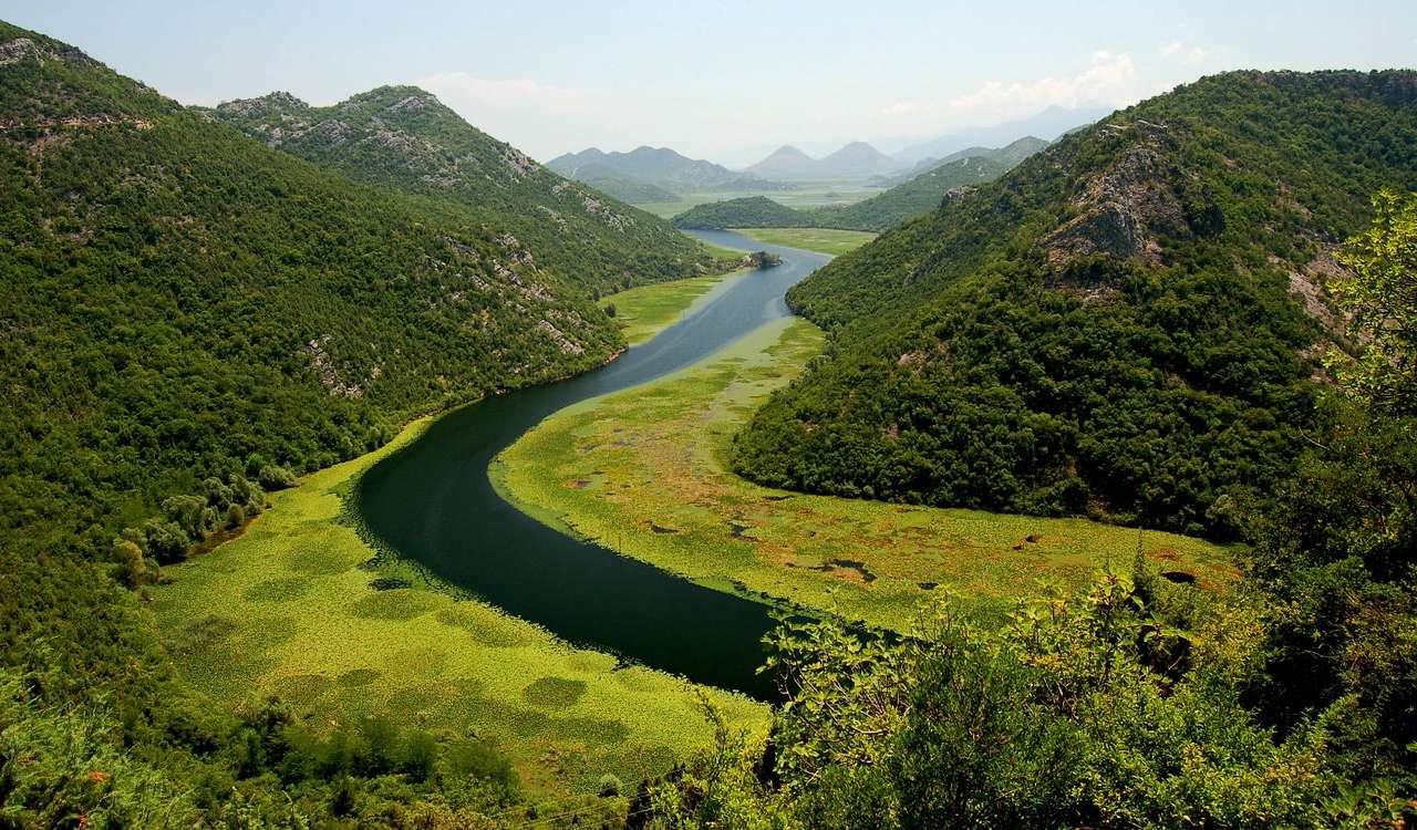 Utsikt över krökningen av Crnojevic River (Montenegro) pussel online från foto