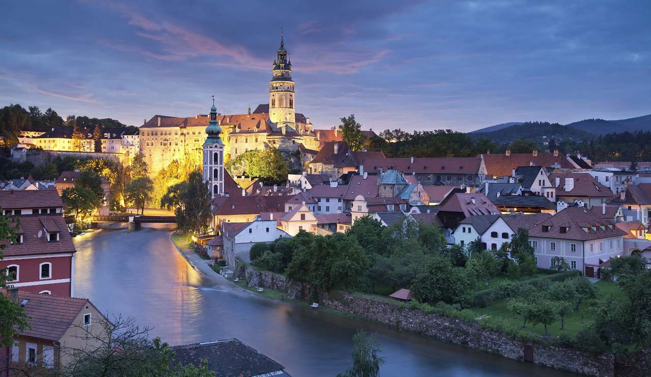 Βραδινό πανόραμα Český Krumlov με το κάστρο στο παρασκήνιο (Τσεχική Δημοκρατία) online παζλ