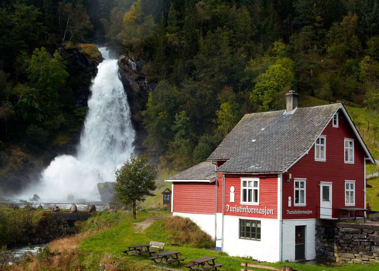 Casă tradițională norvegiană pe fundalul unei cascade (Norvegia) puzzle online din fotografie
