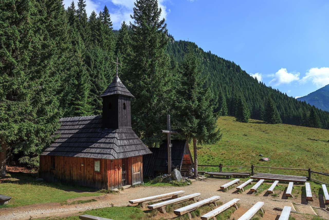 Houten kapel in de Chochołowska-vallei (Polen) online puzzel