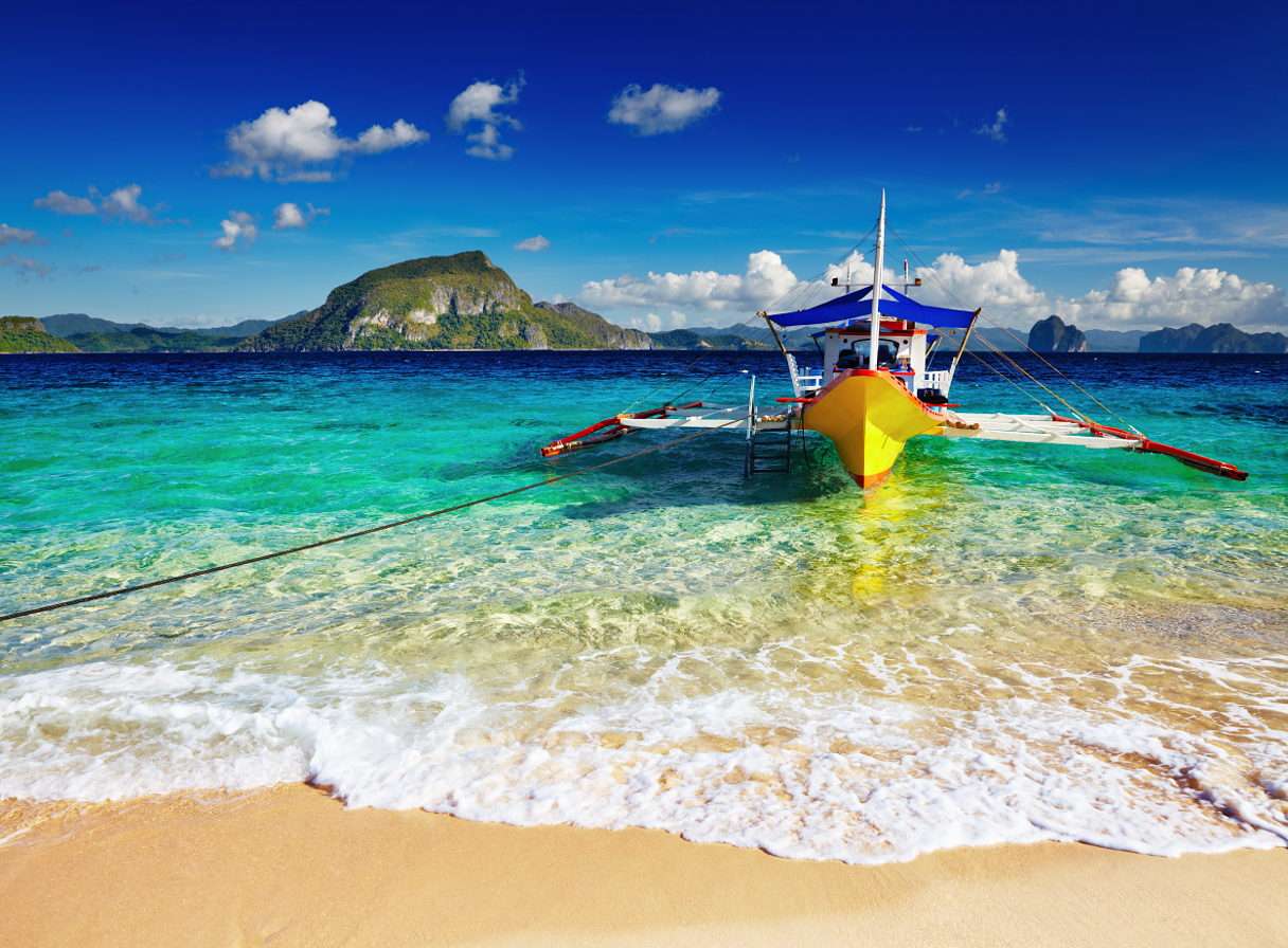 Båt på stranden i El-Nido (Filippinerna) Pussel online