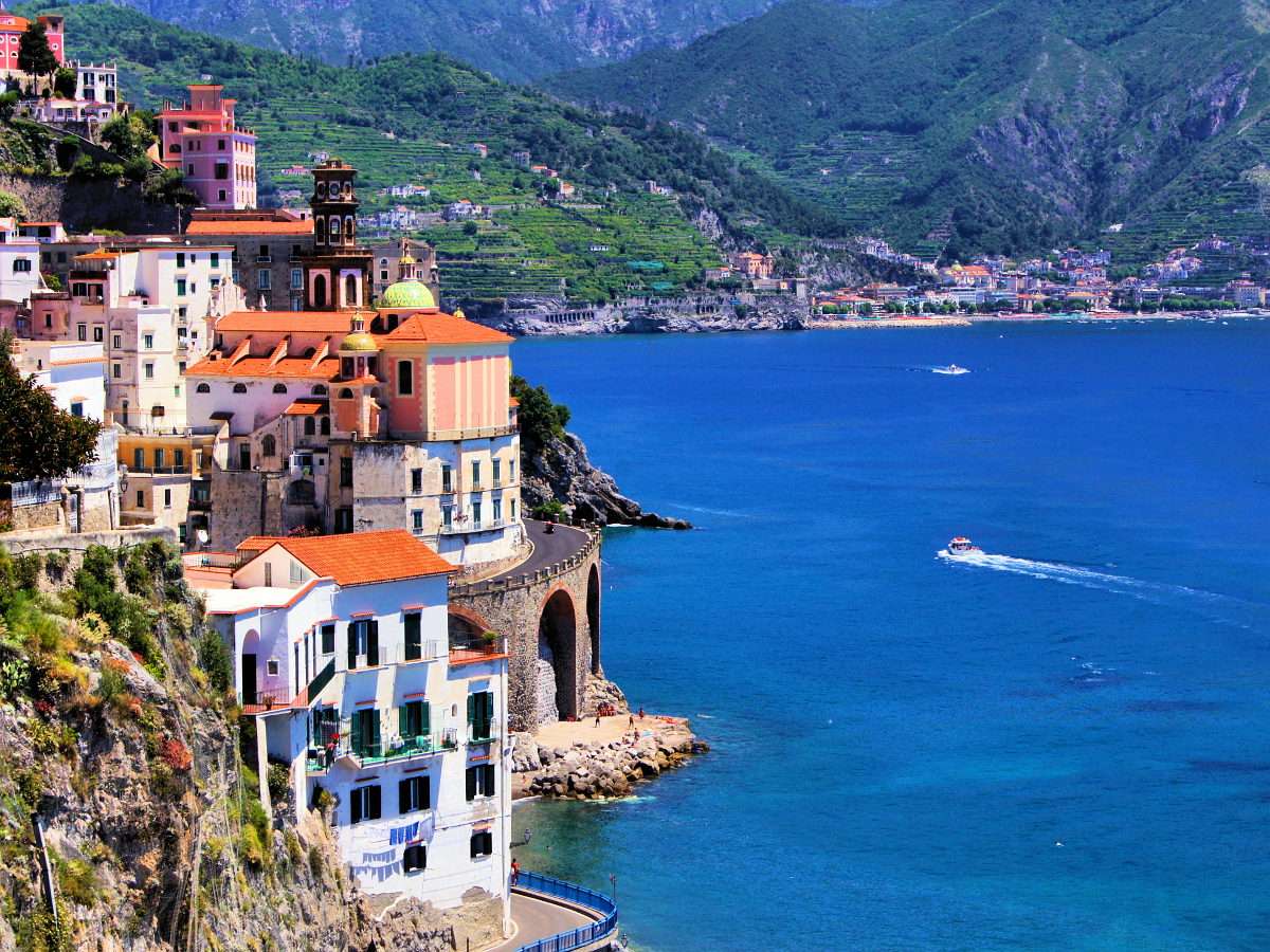 Stad Atrani aan de kust van Amalfi (Italië) puzzel online van foto
