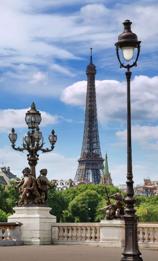 Изглед към Айфеловата кула от моста Александър III (Франция) онлайн пъзел