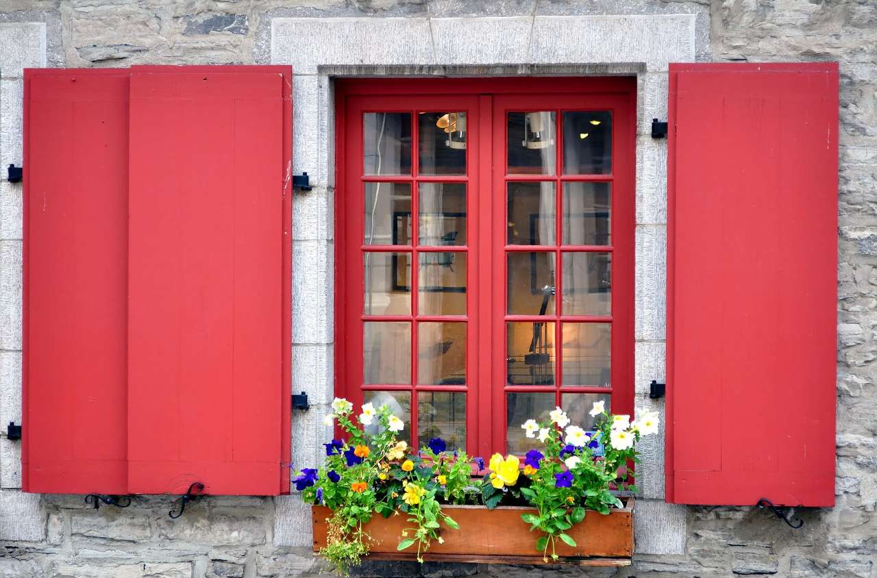 Fenêtre aux volets rouges au Québec (Canada) puzzle en ligne à partir d'une photo