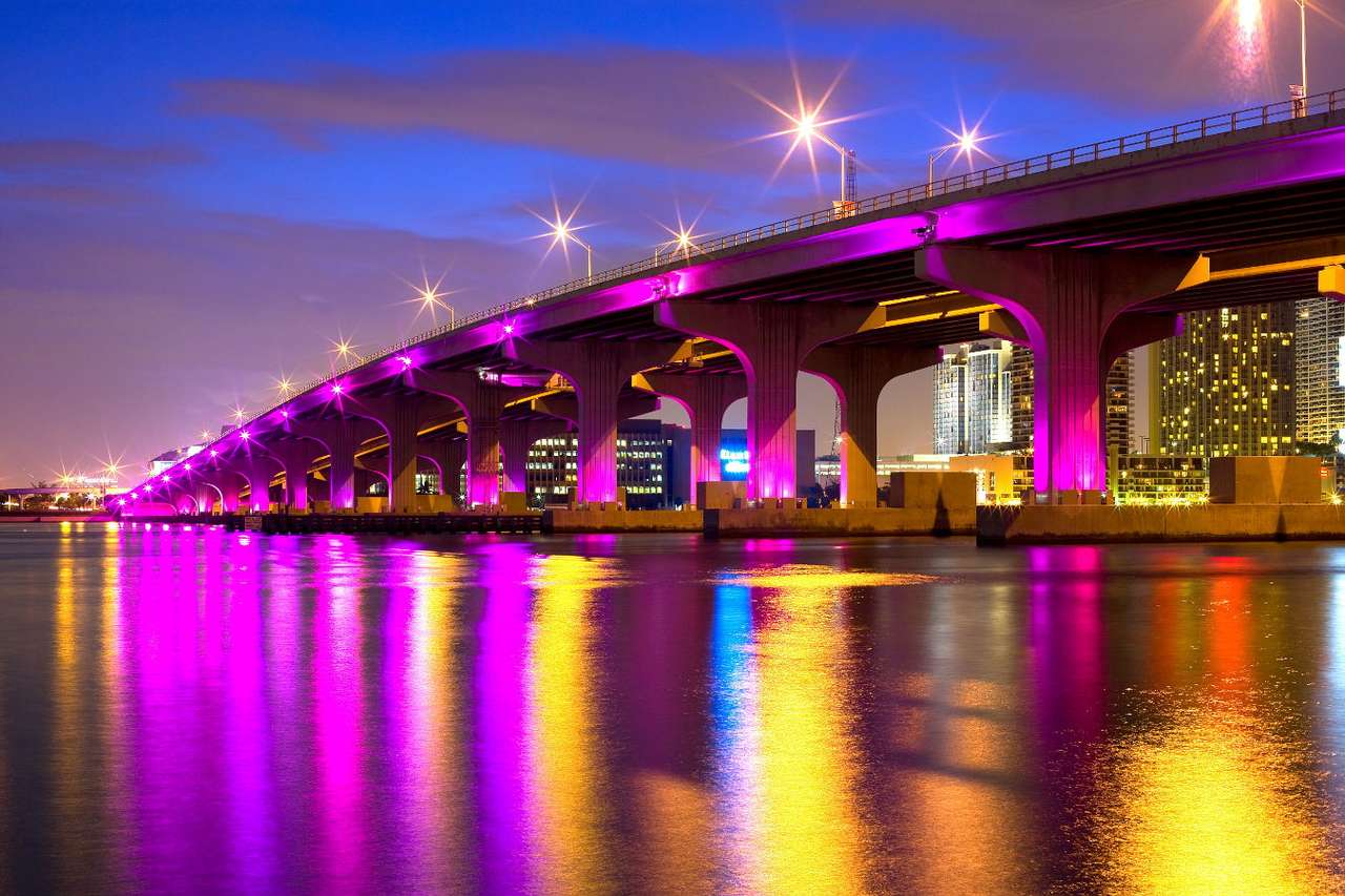 Nattvy av MacArthur Causeway i Miami (USA) pussel online från foto