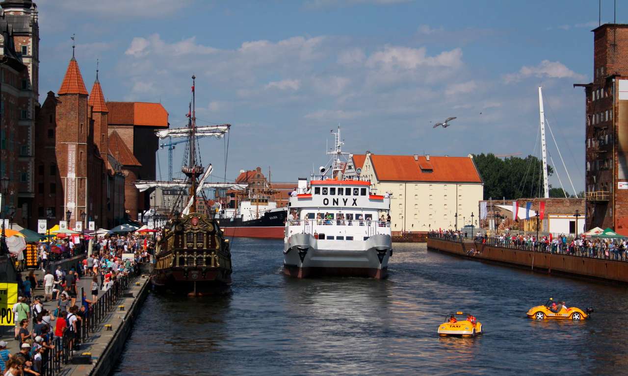 Catamaran Onyx pe râul Motława (Polonia) puzzle online din fotografie
