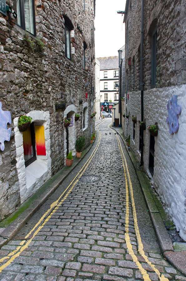 Smal straatje in het oude centrum van Plymouth (Verenigd Koninkrijk) puzzel online van foto