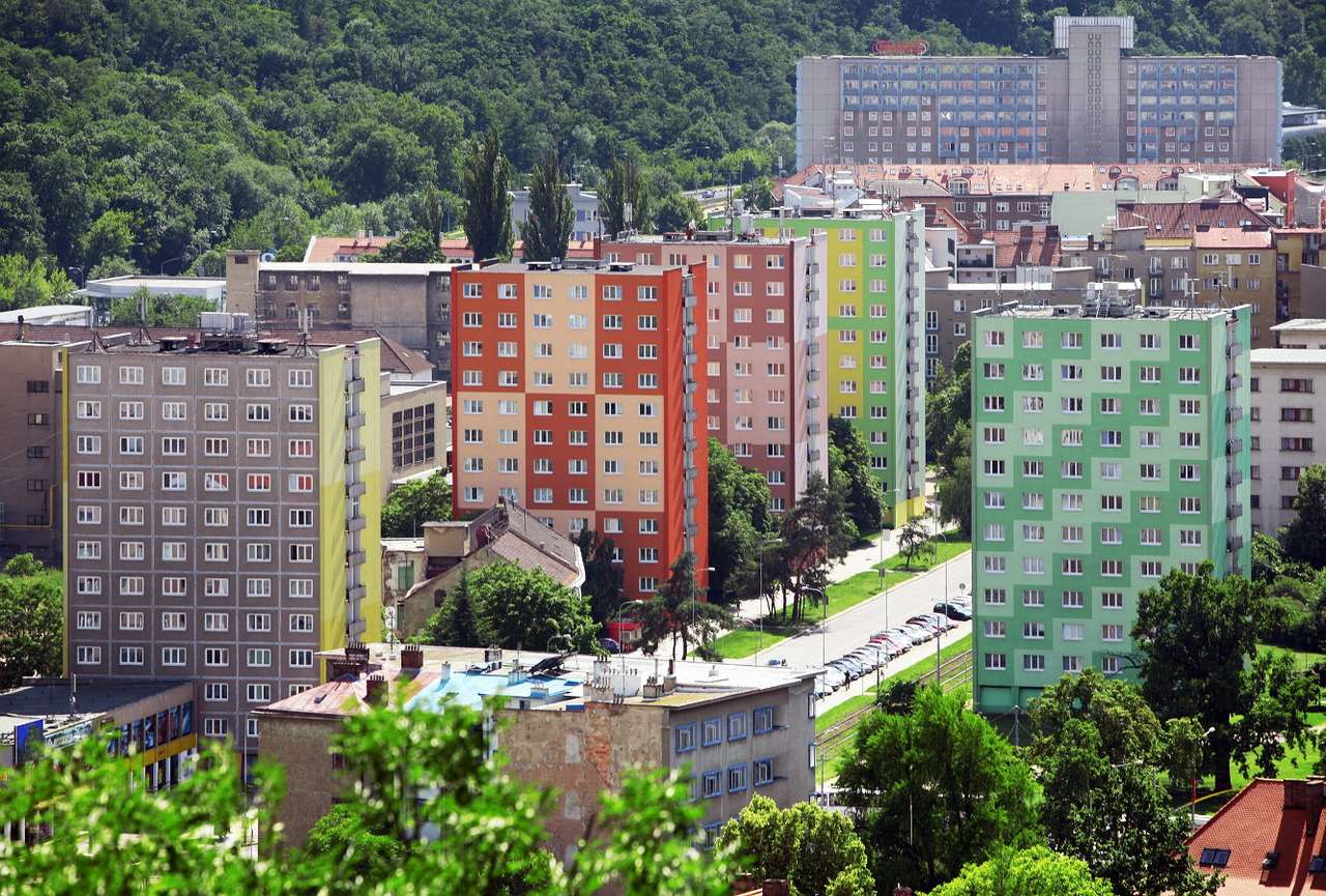 Blocos de apartamentos coloridos em Brno (República Tcheca) puzzle online a partir de fotografia