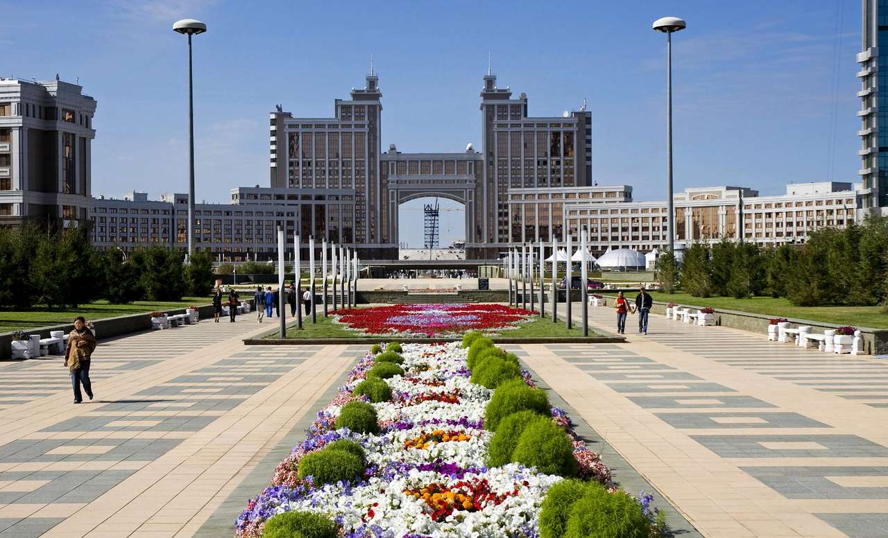 Sitz des Ministeriums für natürliche Ressourcen in Astana (Kasachstan) Online-Puzzle vom Foto
