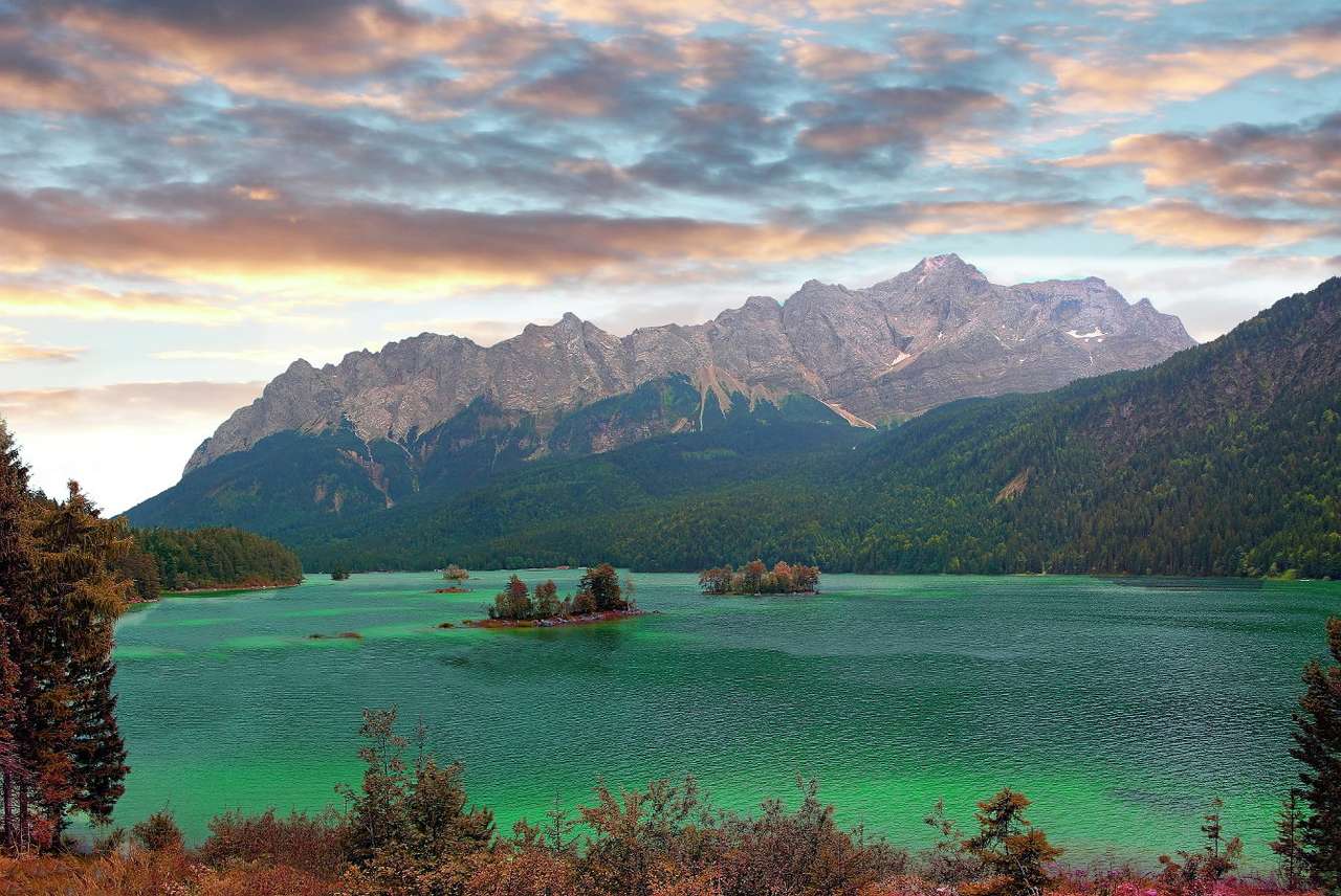 Lago Eibsee e maciço Zugspitze nos Alpes (Alemanha) puzzle online a partir de fotografia