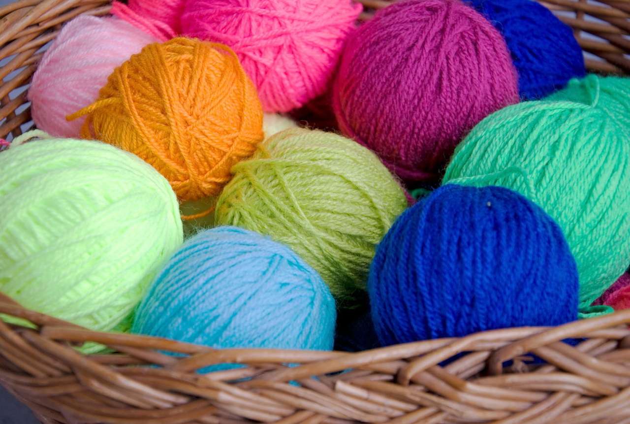 Мотки от цветна вълна в плетена кошница онлайн пъзел