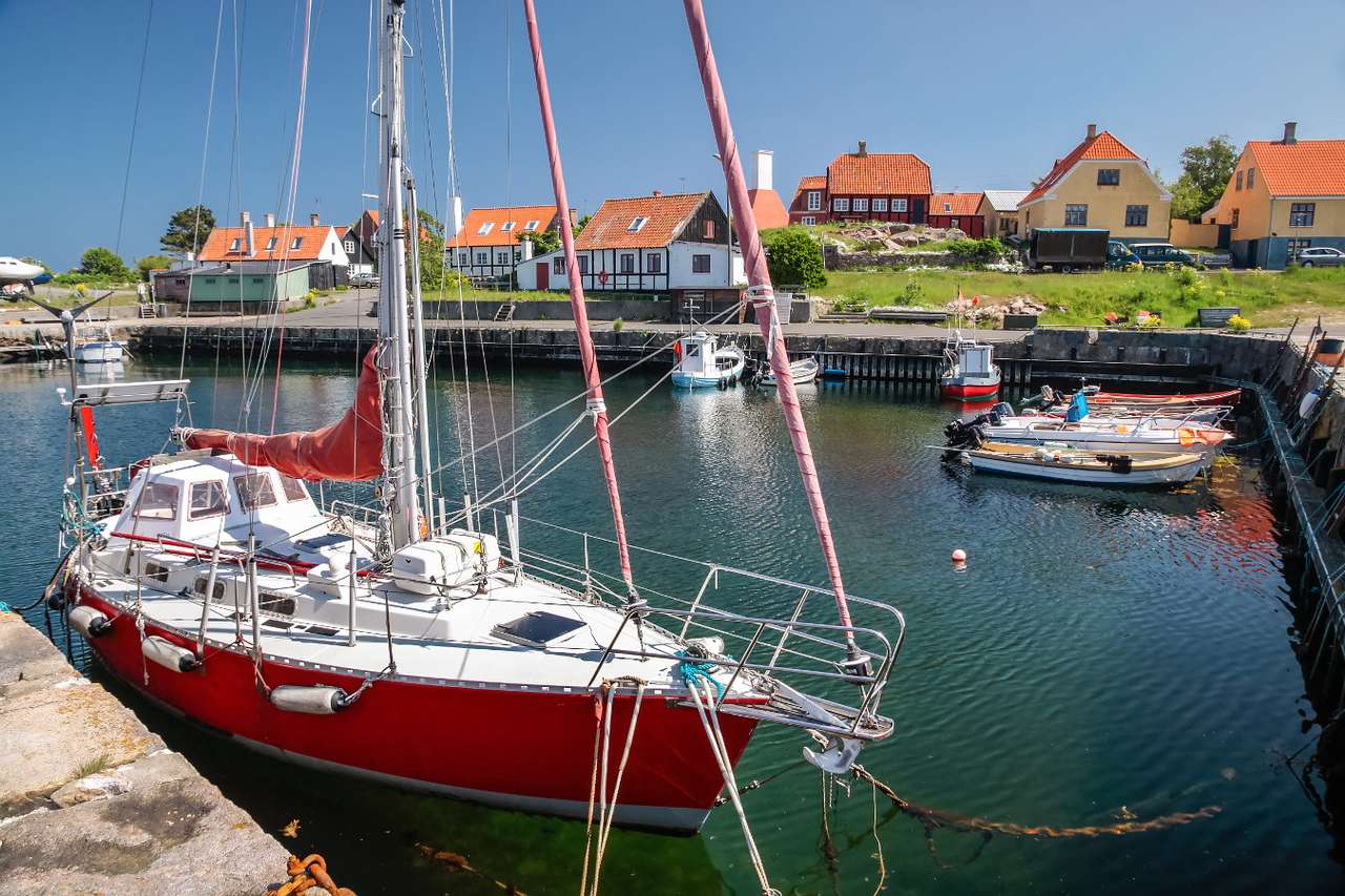 Pequeño puerto en Gudhjem (Dinamarca) rompecabezas en línea