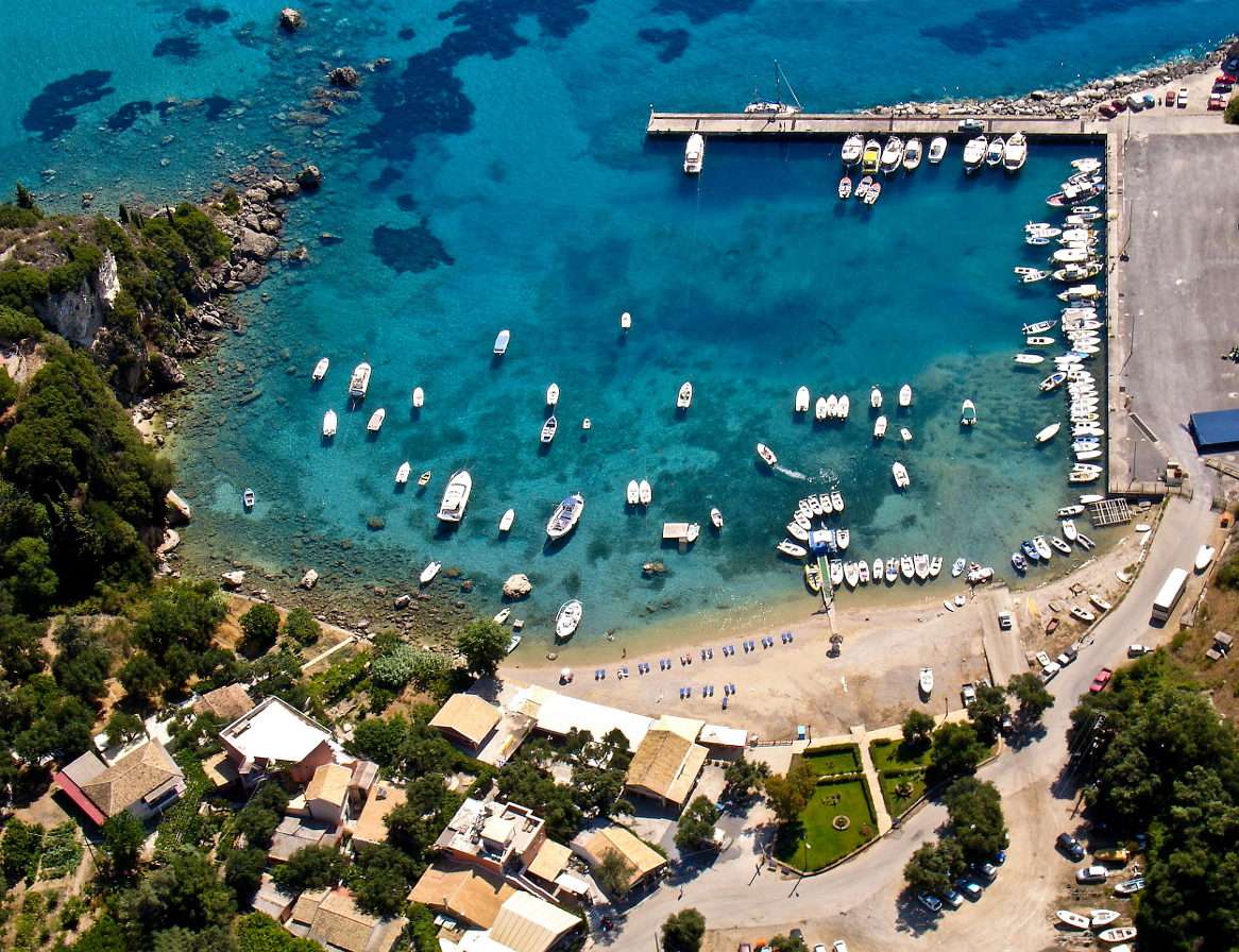 Vue aérienne du port de Paleokastritsa (Grèce) puzzle en ligne à partir d'une photo