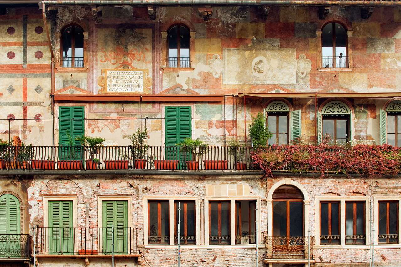 Historiska byggnader vid Piazza delle Erbe (Italien) Pussel online
