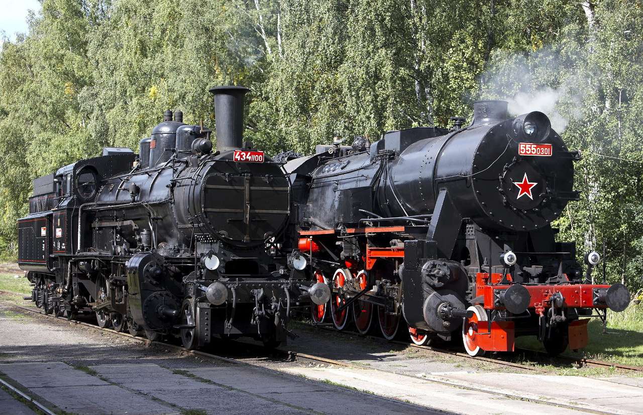 Locomotives à vapeur au Musée des chemins de fer tchèques (République tchèque) puzzle en ligne