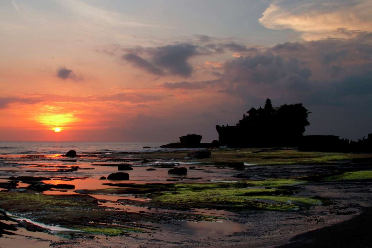 View of Tanah Lot temple (Indonesia) online puzzle