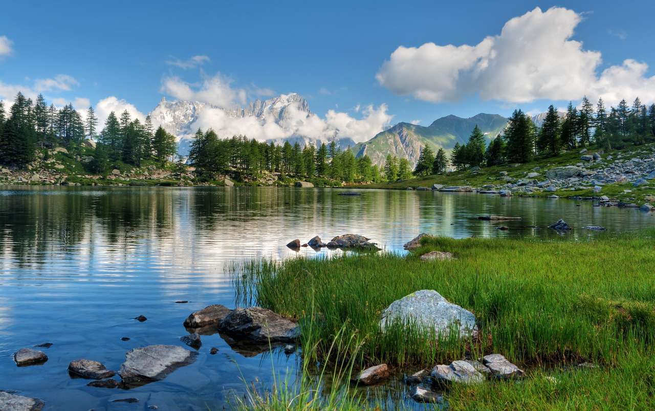 Lac de montagne dans la vallée d'Aoste (Italie) puzzle en ligne