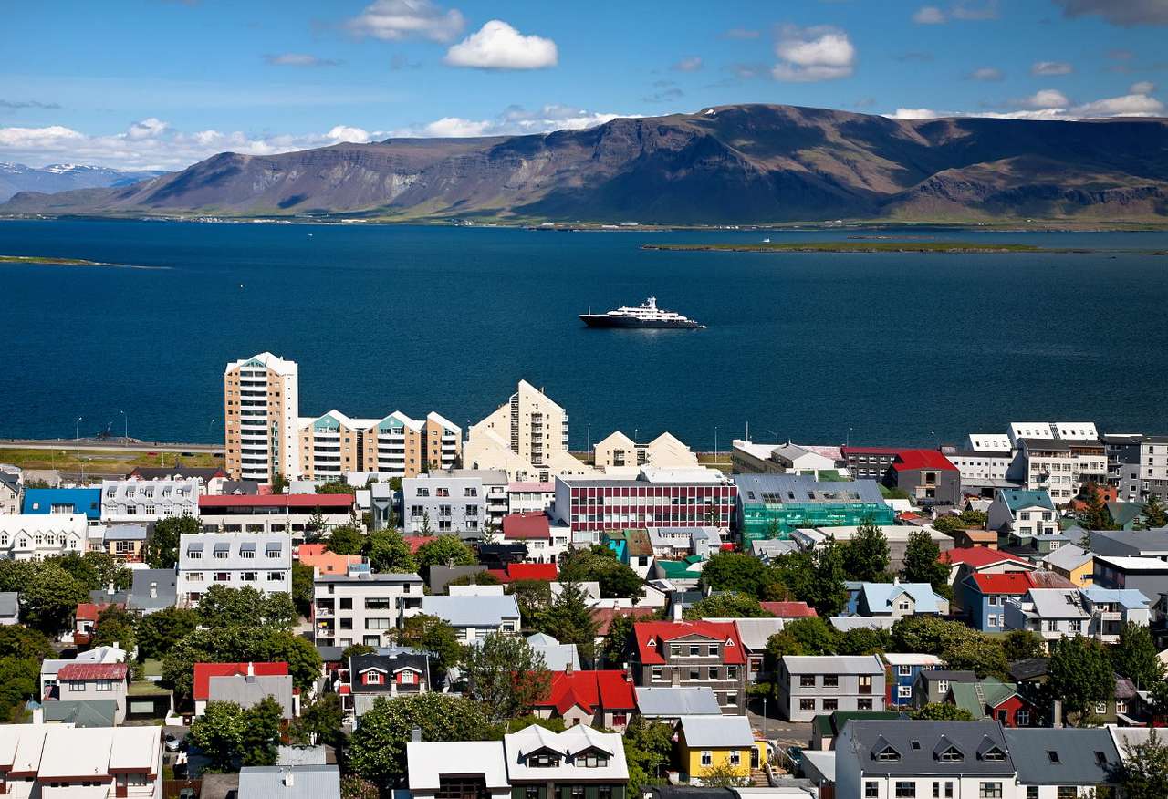 Reykjavik megtekintése a Hallgrímskirkja templomból (Izland) puzzle online fotóról