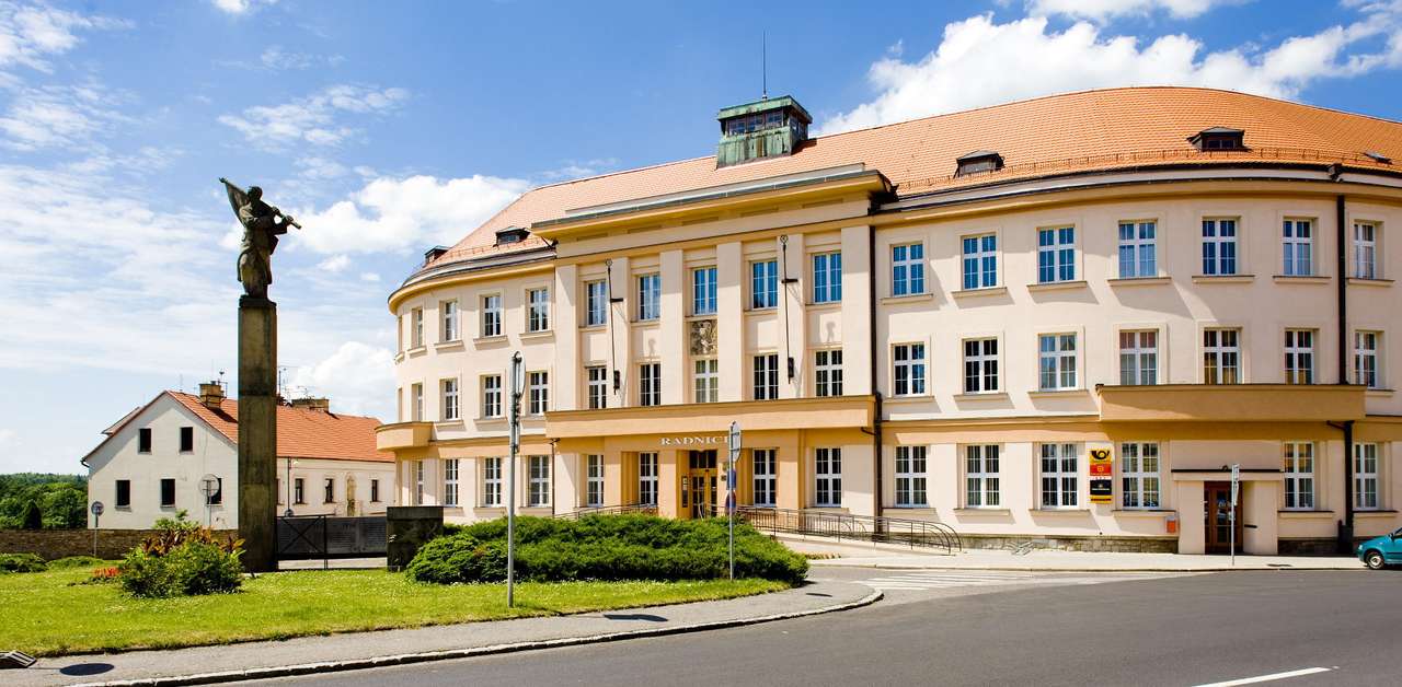 Ayuntamiento en Nové Město nad Metují (República Checa) rompecabezas en línea