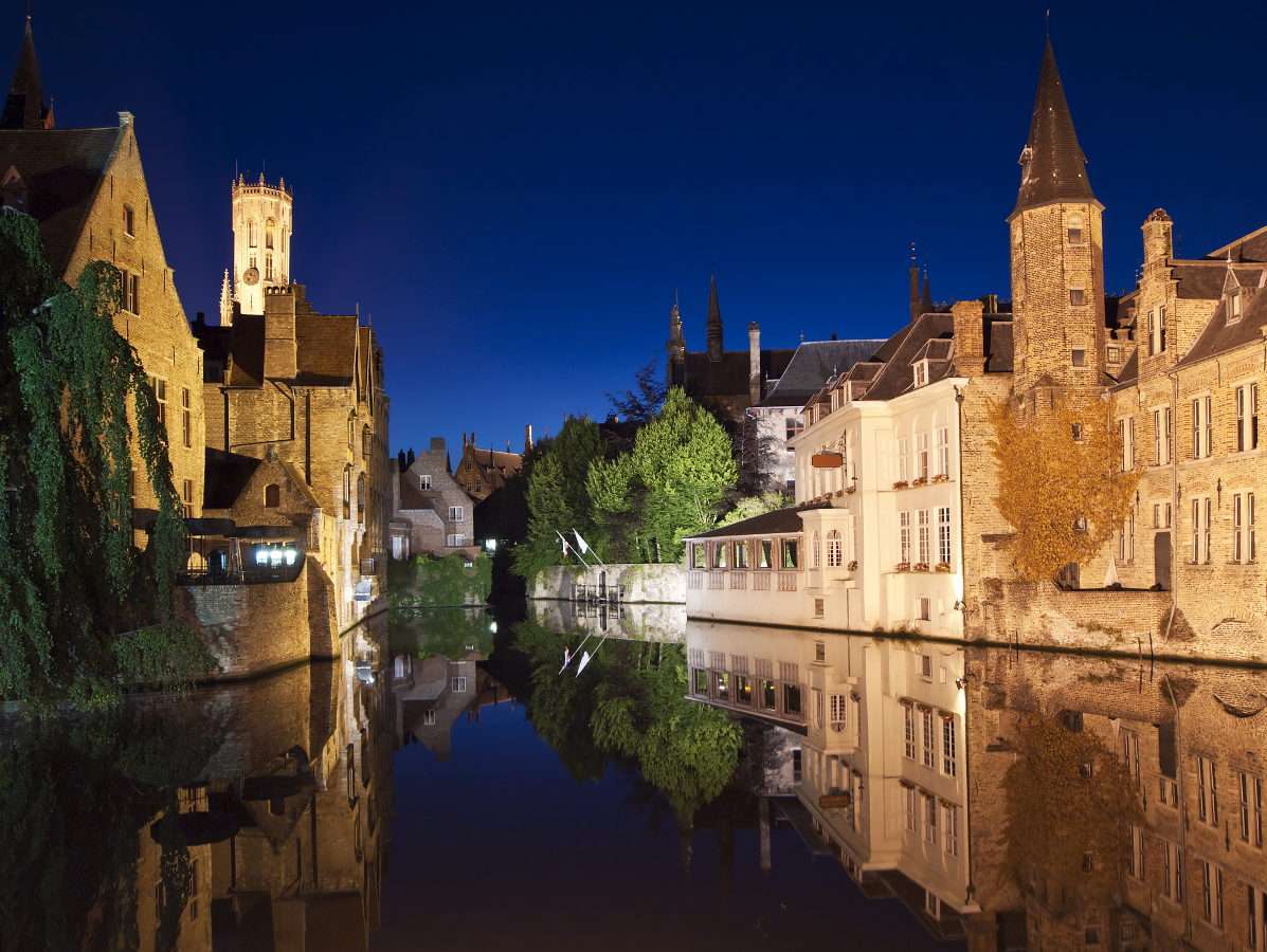 Noční pohled na kanál v Bruggách (Belgie) puzzle online z fotografie