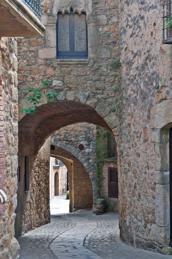 Strada veche din Peratallada (Spania) puzzle online din fotografie