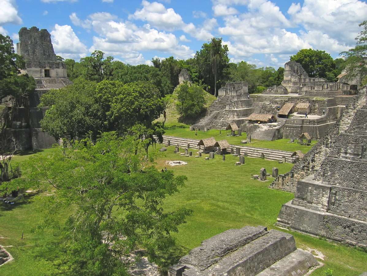 Μεγάλη πλατεία στο Tikal (Γουατεμάλα) online παζλ