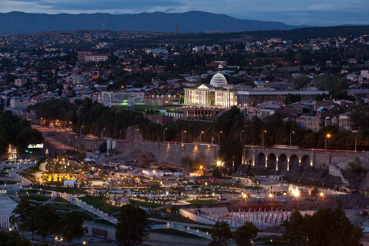 Uitzicht op Tbilisi vanaf het fort Narikala (Georgië) online puzzel