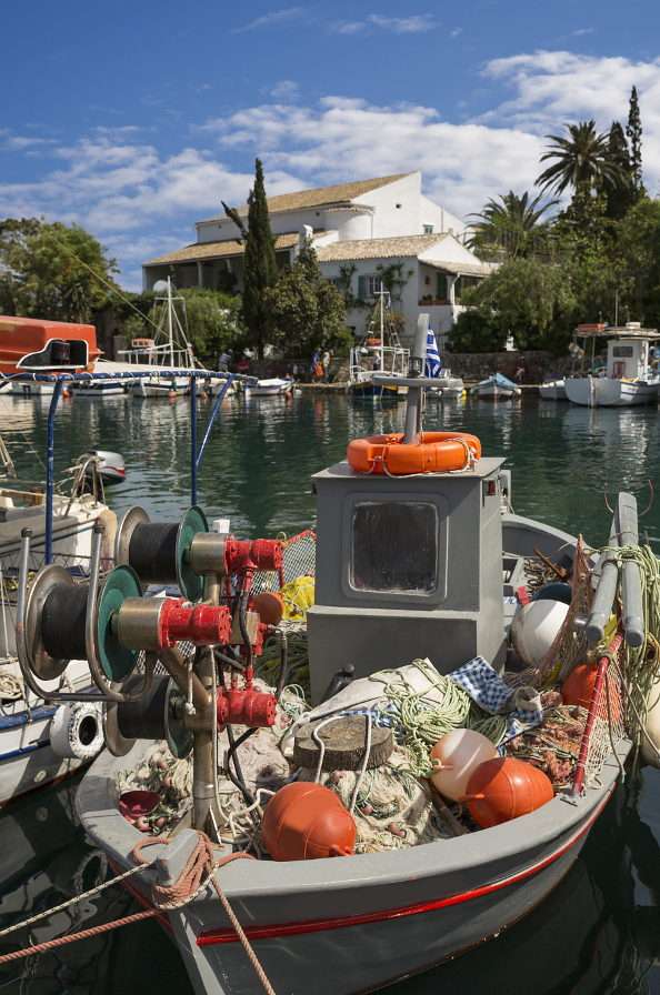 Barco de pesca en la isla de Corfú (Grecia) rompecabezas en línea
