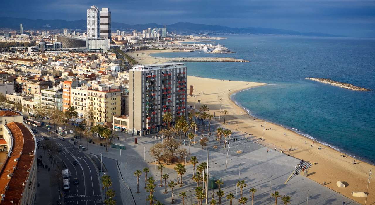 Uitzicht op Barcelona vanaf de heuvel Montjuic (Spanje) puzzel online van foto