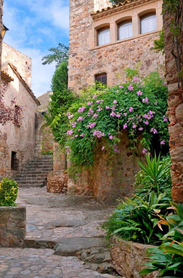 Kamenné budovy v historickém městě Peratallada (Španělsko) online puzzle