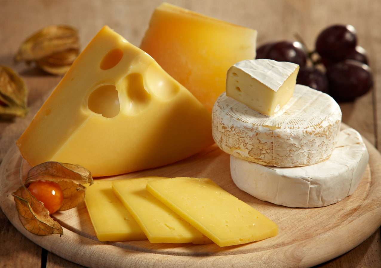 Board with different types of cheese online puzzle