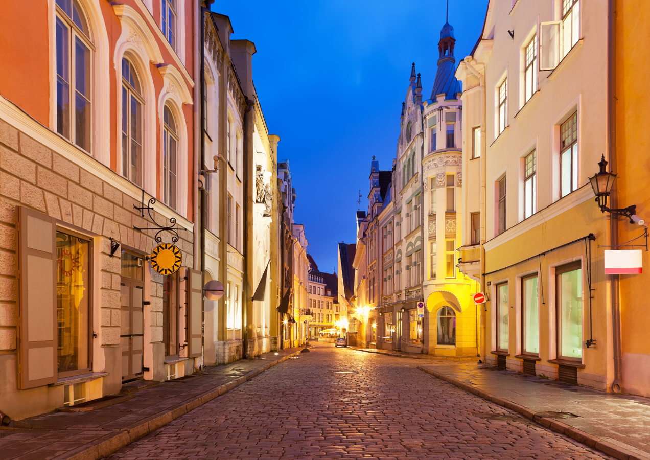 Улица в центре Таллина (Эстония) пазл из фотографии