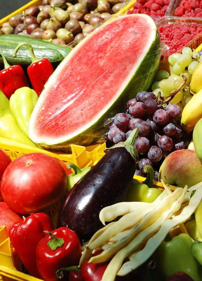 Frutas e vegetais frescos em barraca de mercado puzzle online a partir de fotografia