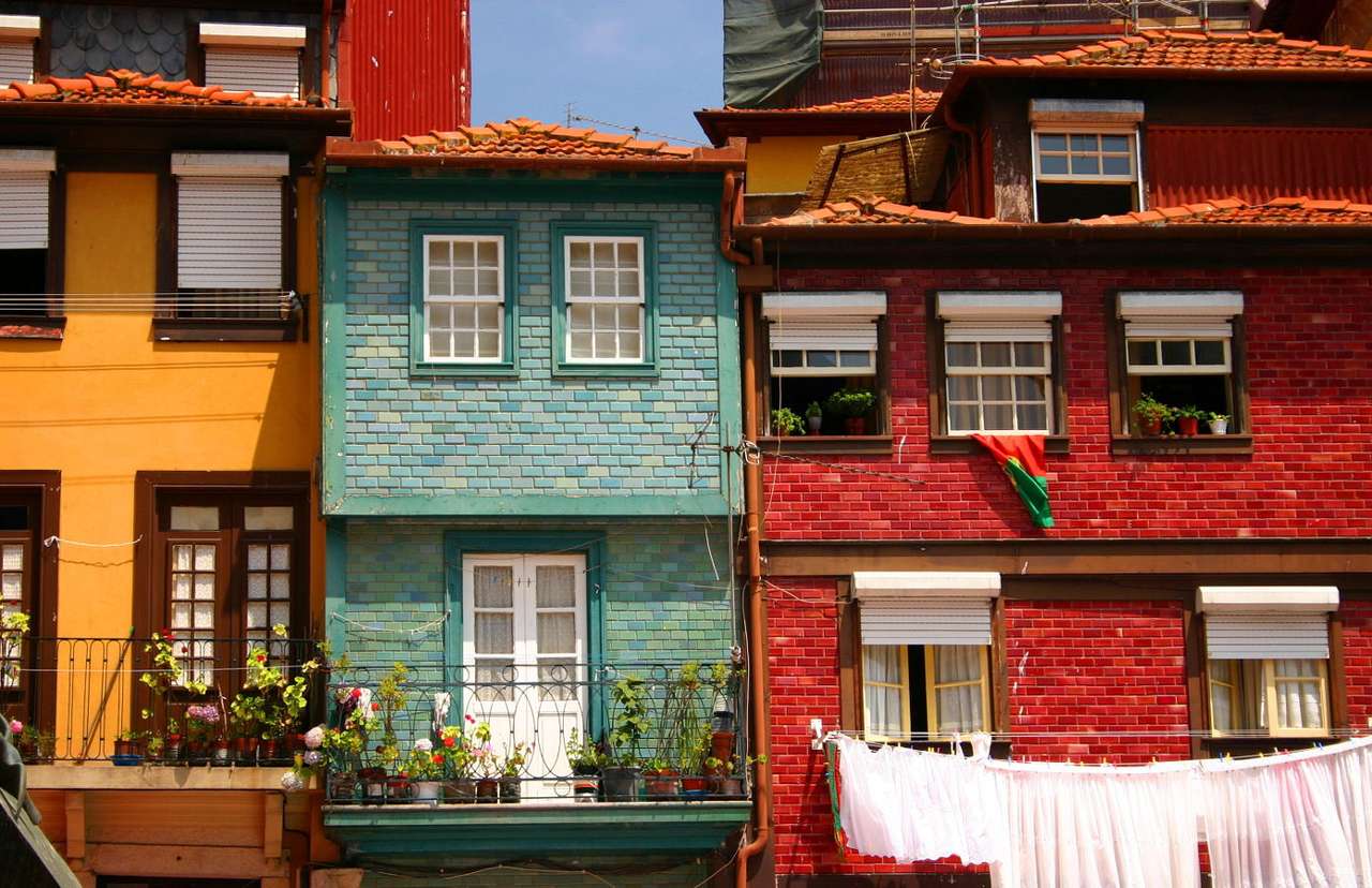 Цветни къщи в Порто (Португалия) пъзел от снимката