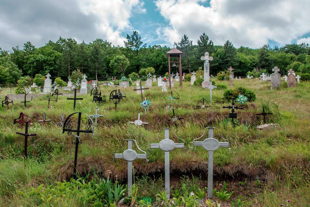 Kyrkogården i byn Eibenthal (Rumänien) pussel online från foto