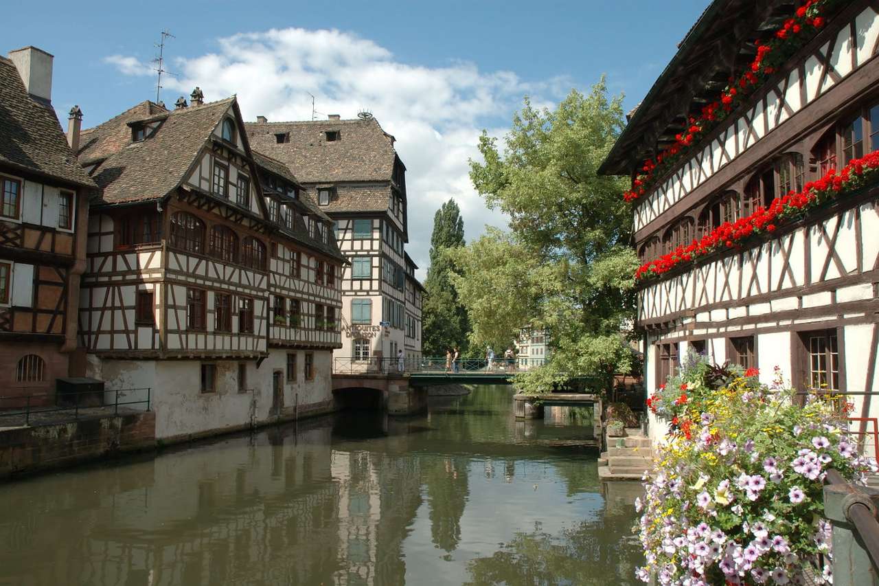 Régi házak a csatornán Strasbourgban (Franciaország) puzzle online fotóról
