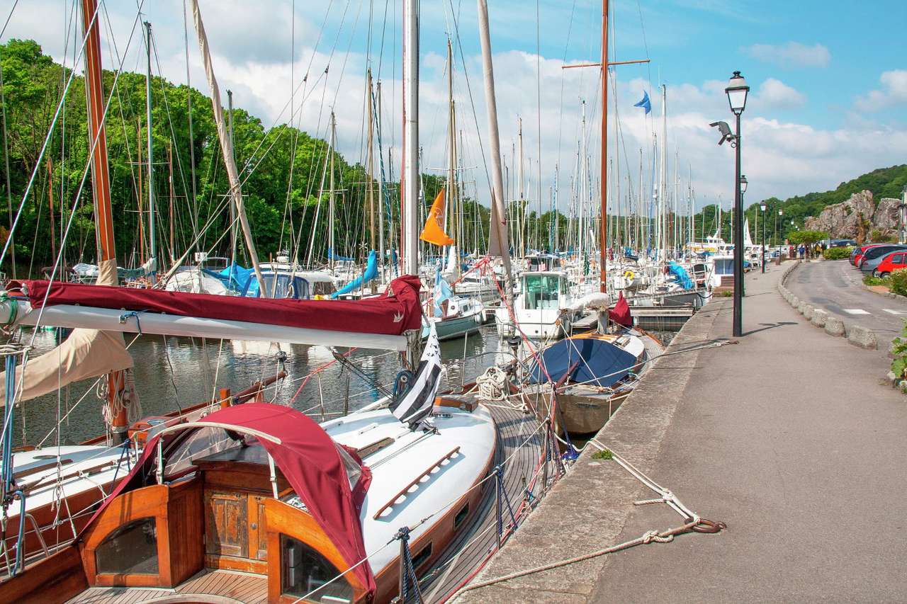 Waterfront i byn La Roche Bernard (Frankrike) pussel online från foto