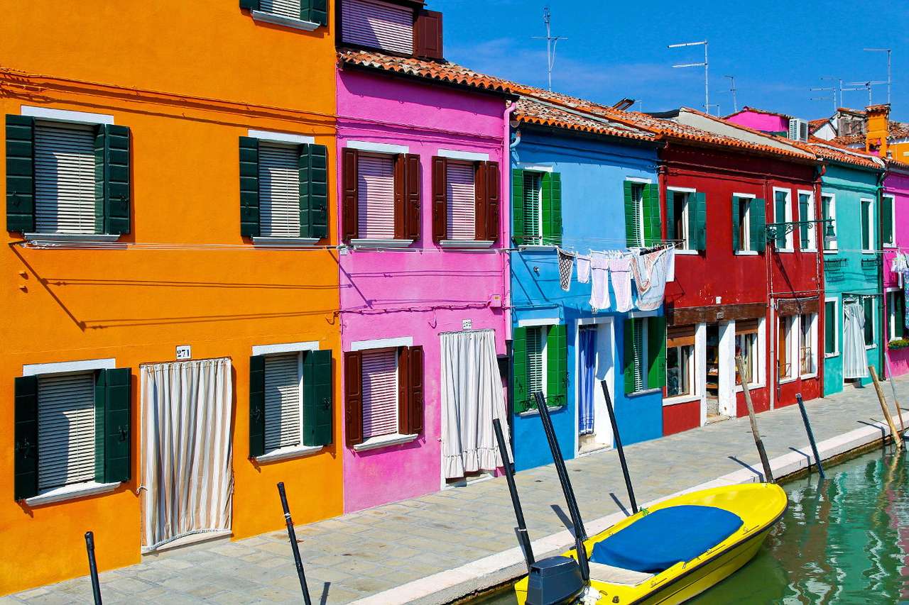ブラーノ島（イタリア）のカラフルな建物 写真からオンラインパズル
