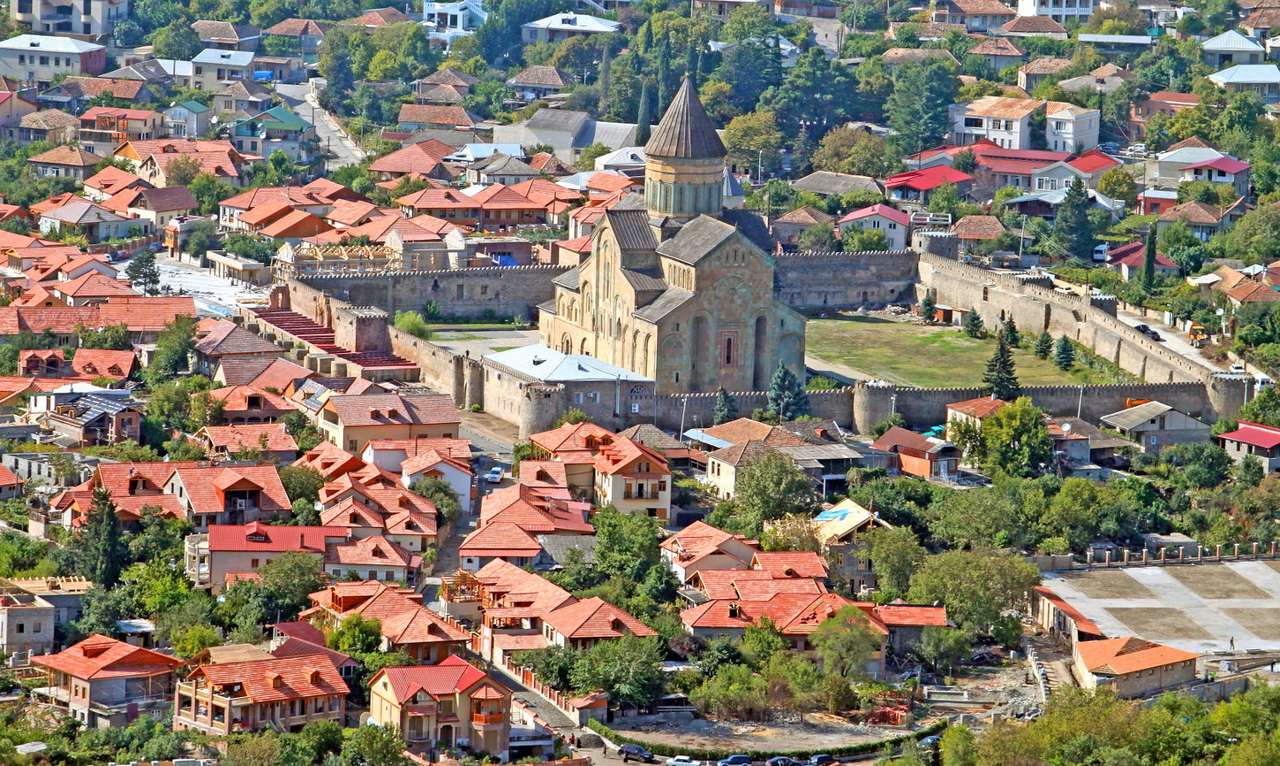Panorama över staden Mtskheta med Svetitskhoveli-katedralen (Georgien) Pussel online