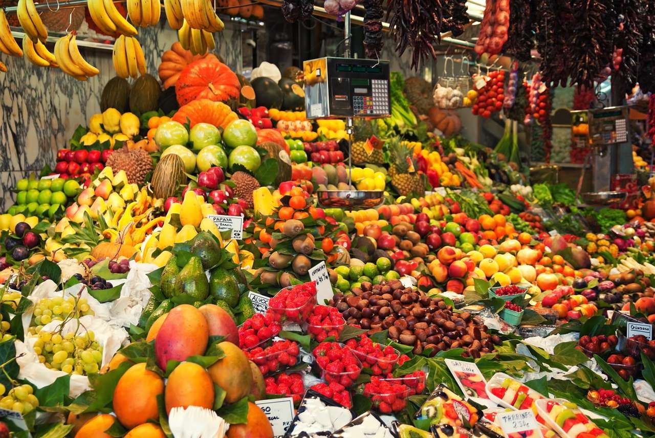 Färgglada bås på Boqueria Market i Barcelona (Spanien) Pussel online